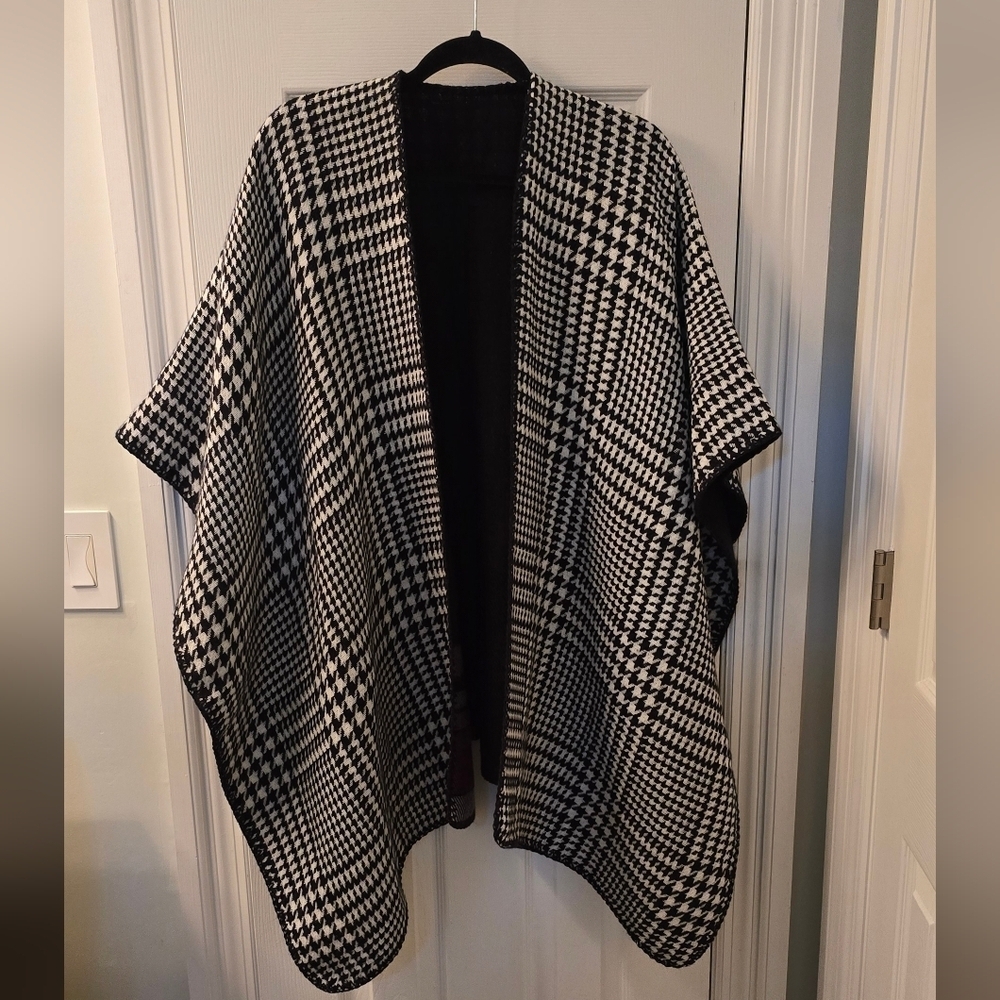 Two In One! Reversible Black and White Houndstooth Poncho, One Size (1105)